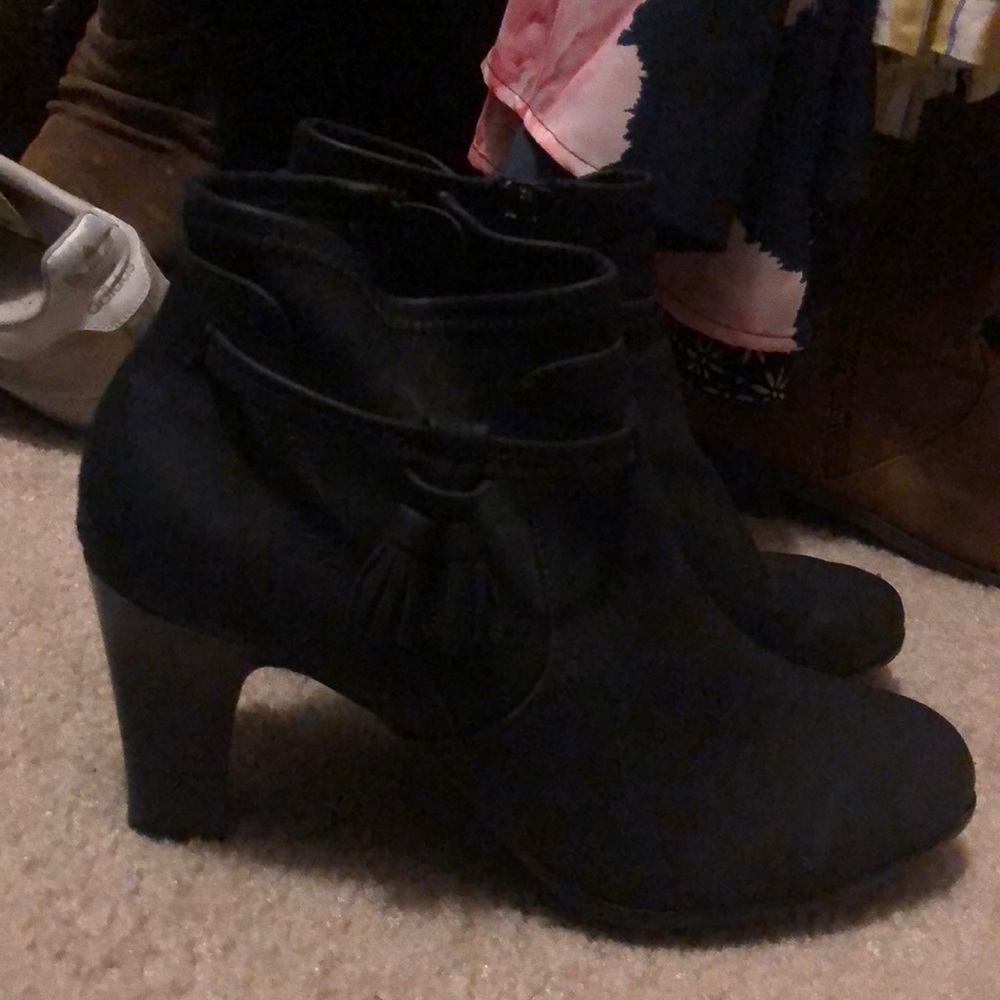 Heeled booties with tassel